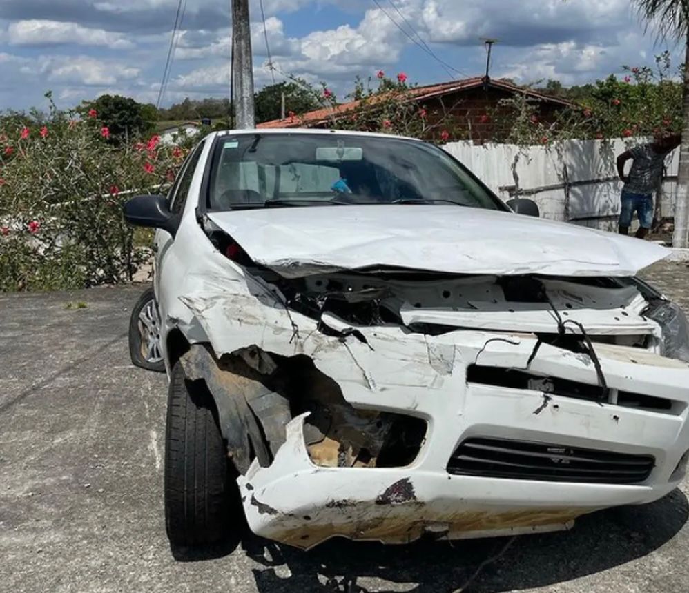 CARRO COM MENOR NICO É ATINGIDO POR CARRETA EM RODOVIA NA BAHIA E INFLUENCIADOR SAI ILESO: 'LIVRAMENTO DE DEUS'