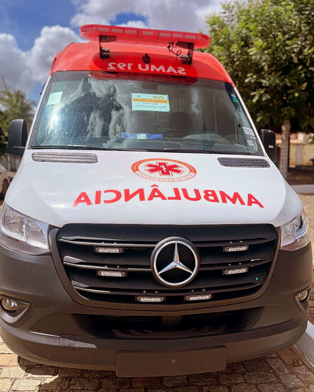 O Município de Ribeira do Amparo-BA. Recebe uma Ambulância SAMU