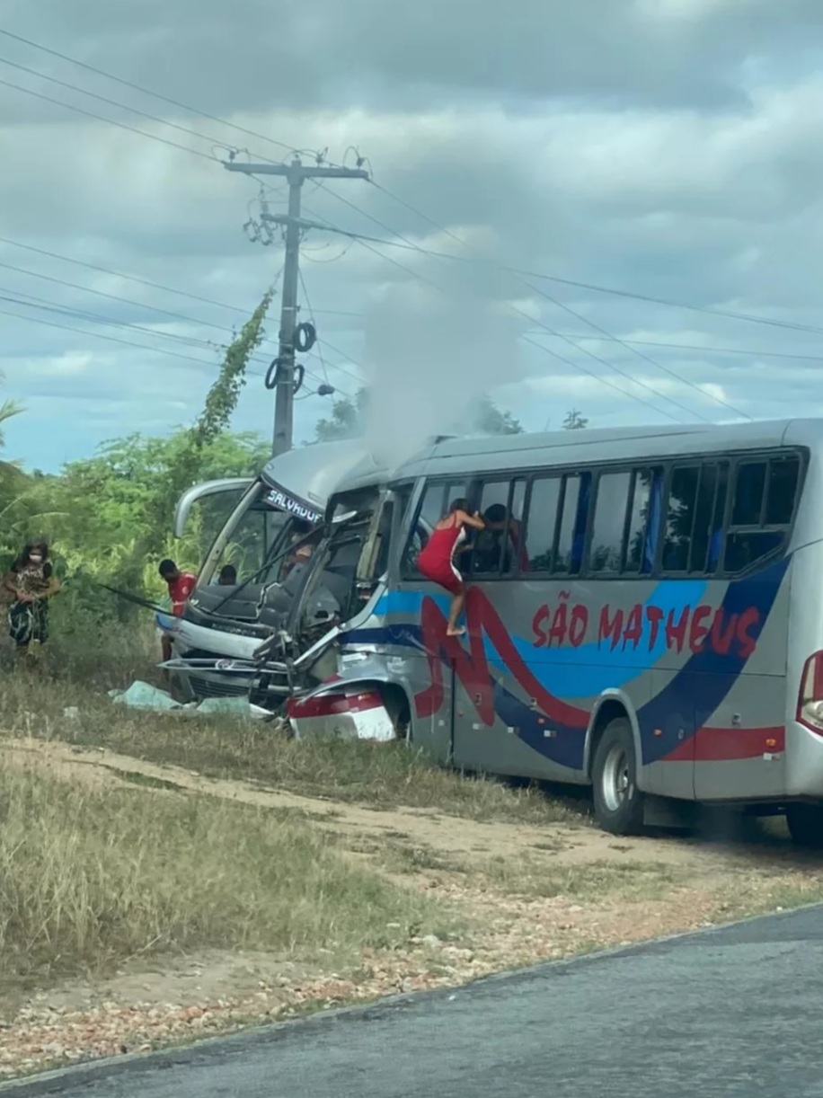 ACIDENTE ENTRE DOIS ÔNIBUS MATA DUAS PESSOAS E DEIXA OUTRAS FERIDAS NA BA-120