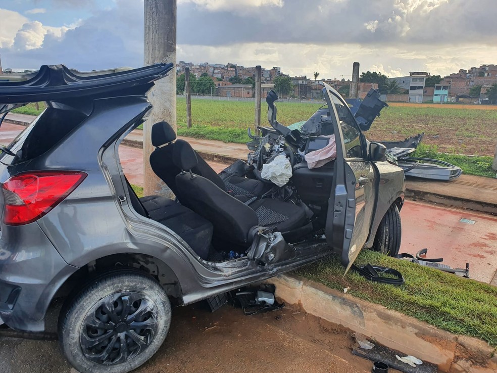 CARRO FICA DESTRUÍDO APÓS BATER CONTRA POSTE, EM SALVADOR; MOTORISTA SAIU FERIDO