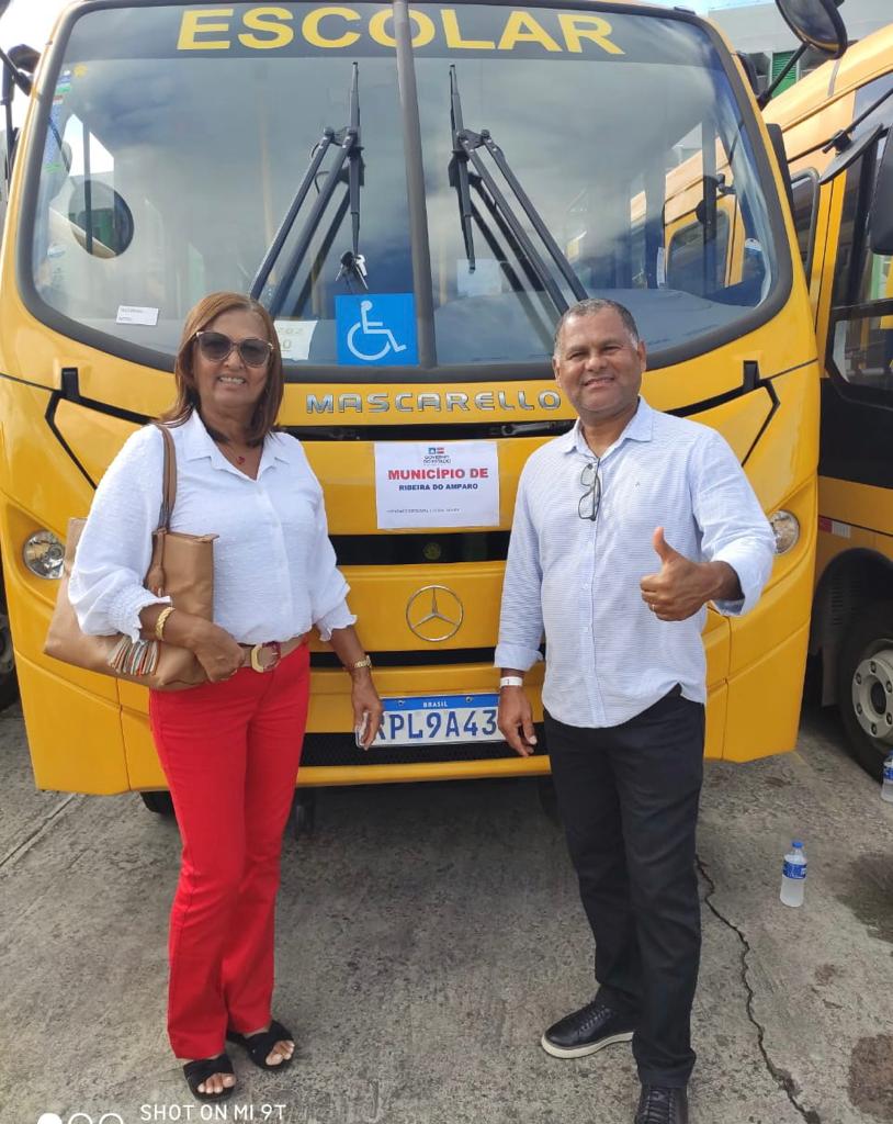 ENTREGA DE ÔNIBUS ESCOLAR PARA RIBEIRA DO AMPARO-BA.